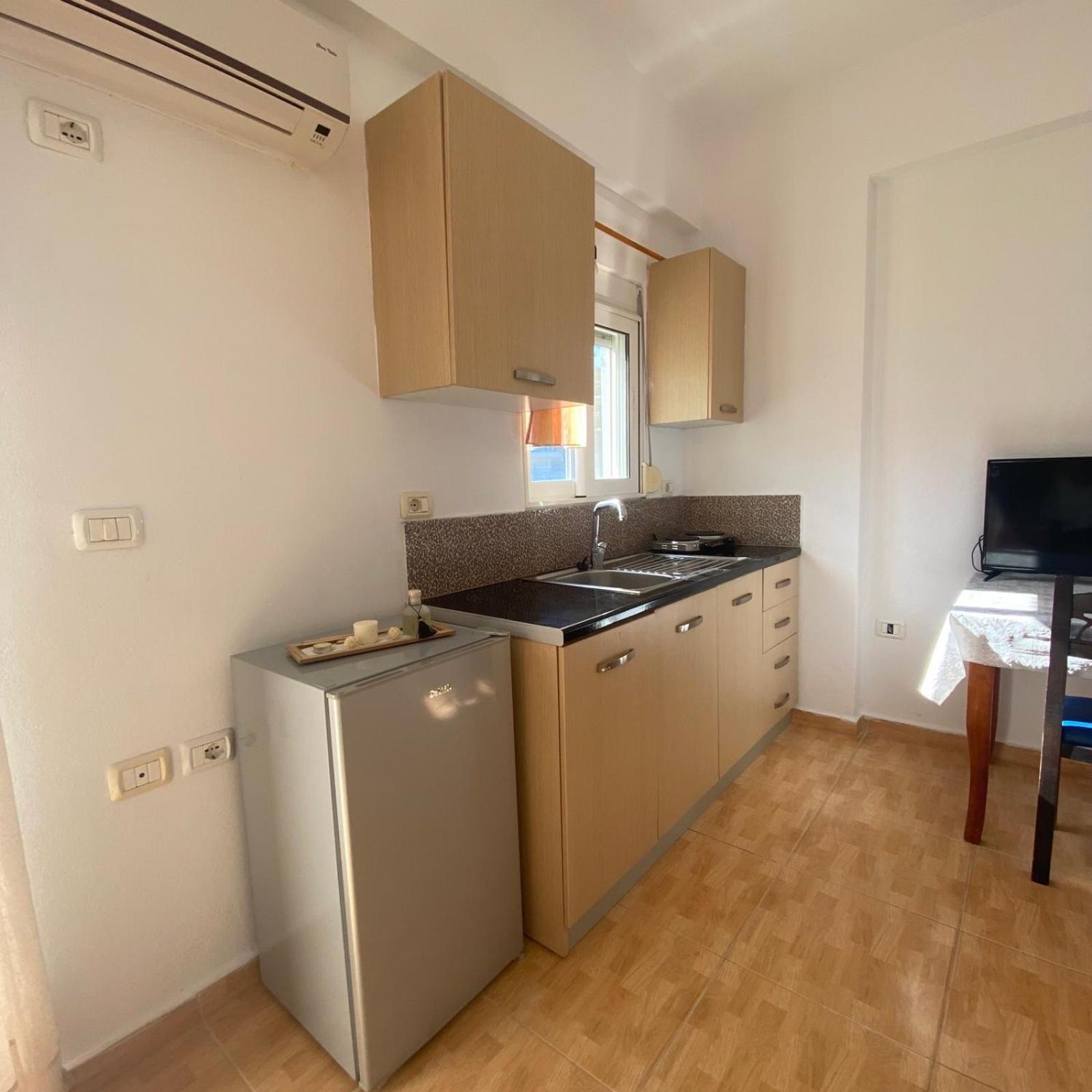 Ilias Family Rooms Himare Bagian luar foto