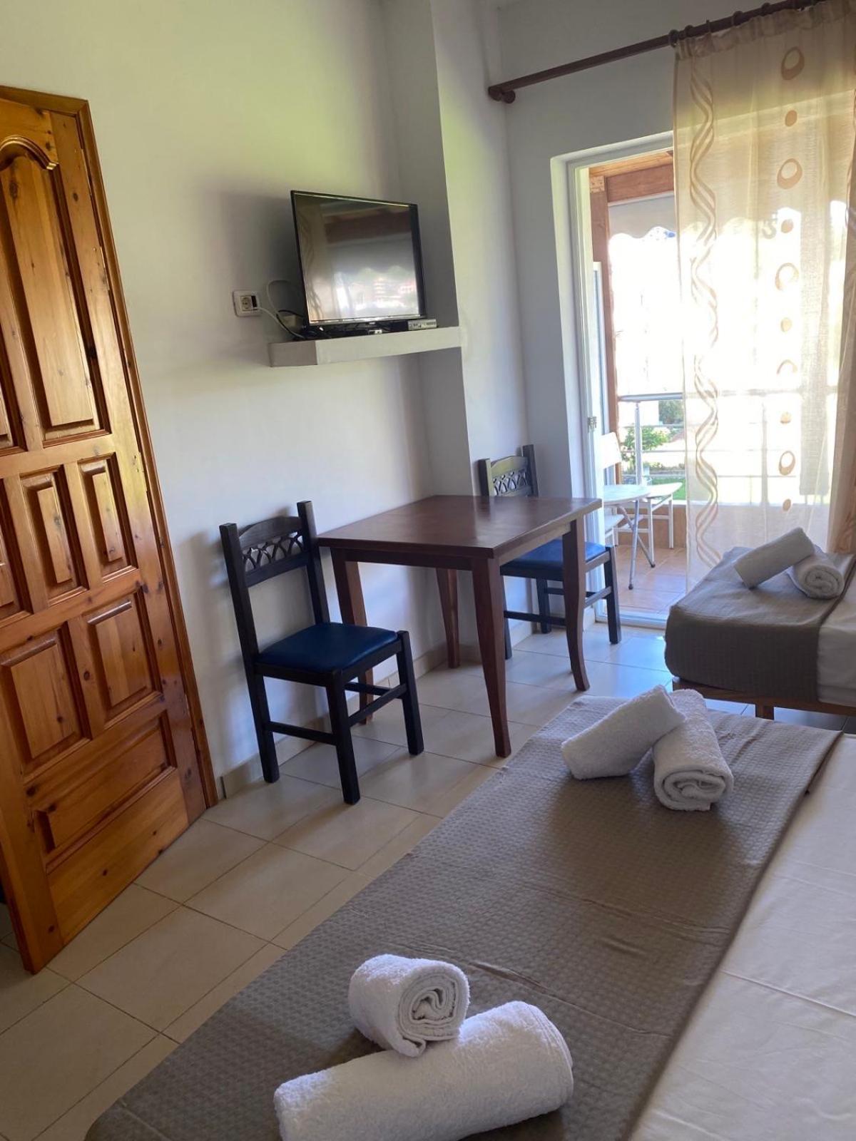Ilias Family Rooms Himare Bagian luar foto