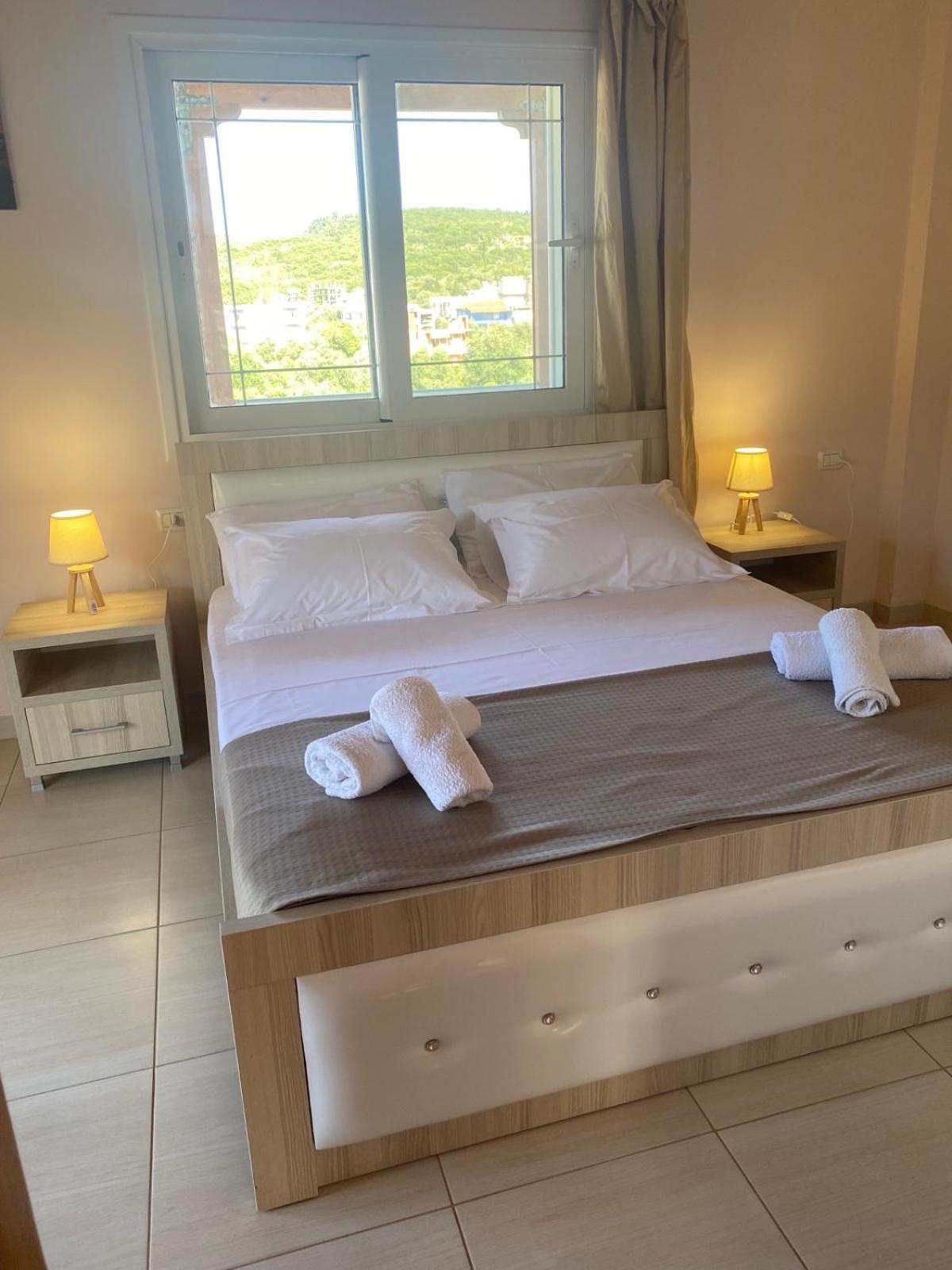 Ilias Family Rooms Himare Bagian luar foto